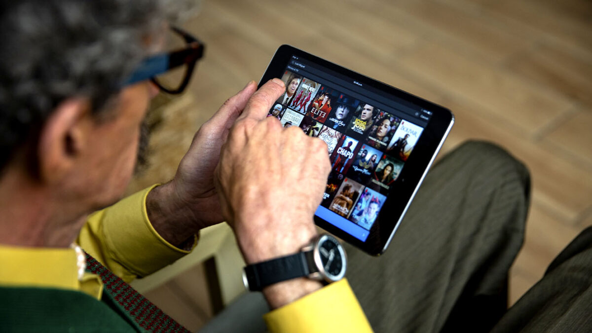 Lo que debe saber de los impuestos a plataformas digitales A partir del 1° de enero de 2024, las plataformas digitales extranjeras deberán empezar a pagar un
impuesto sobre sus ingresos, los cuales fueron aprobados en el decreto 2039 del 2023, haciendo parte de la reforma tributaria.