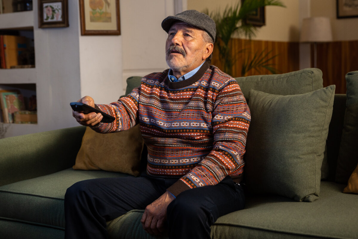 Lo que debe saber de los impuestos a plataformas digitales A partir del 1° de enero de 2024, las plataformas digitales extranjeras deberán empezar a pagar un
impuesto sobre sus ingresos, los cuales fueron aprobados en el decreto 2039 del 2023, haciendo parte de la reforma tributaria.