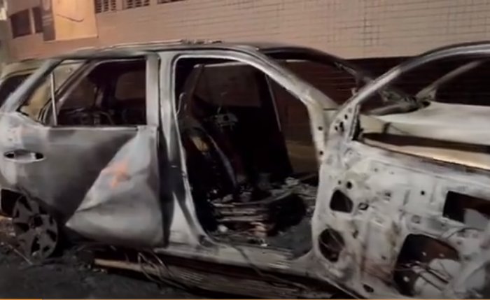 Incendian carro de futbolista colombiano tras descenso del equipo Santos en Brasil Hinchas del Santos vandalizaron algunas propiedades e incendiaron el carro del futbolista Stiven Mendoza luego del descenso del equipo brasileño a la B.