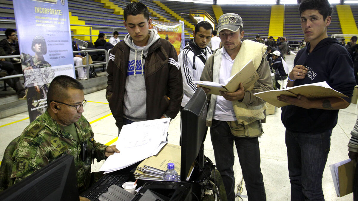 Incorporación a Fuerzas Militares y de Policía será gratis 2 Incorporación a Fuerzas Militares y de Policía será gratis Mediante el decreto 2225 de 2023, el gobierno nacional ordenó la gratuidad en el proceso de incorporación para soldados e infantes de Marina profesionales en las Fuerzas Militares y patrulleros en la Policía Nacional.