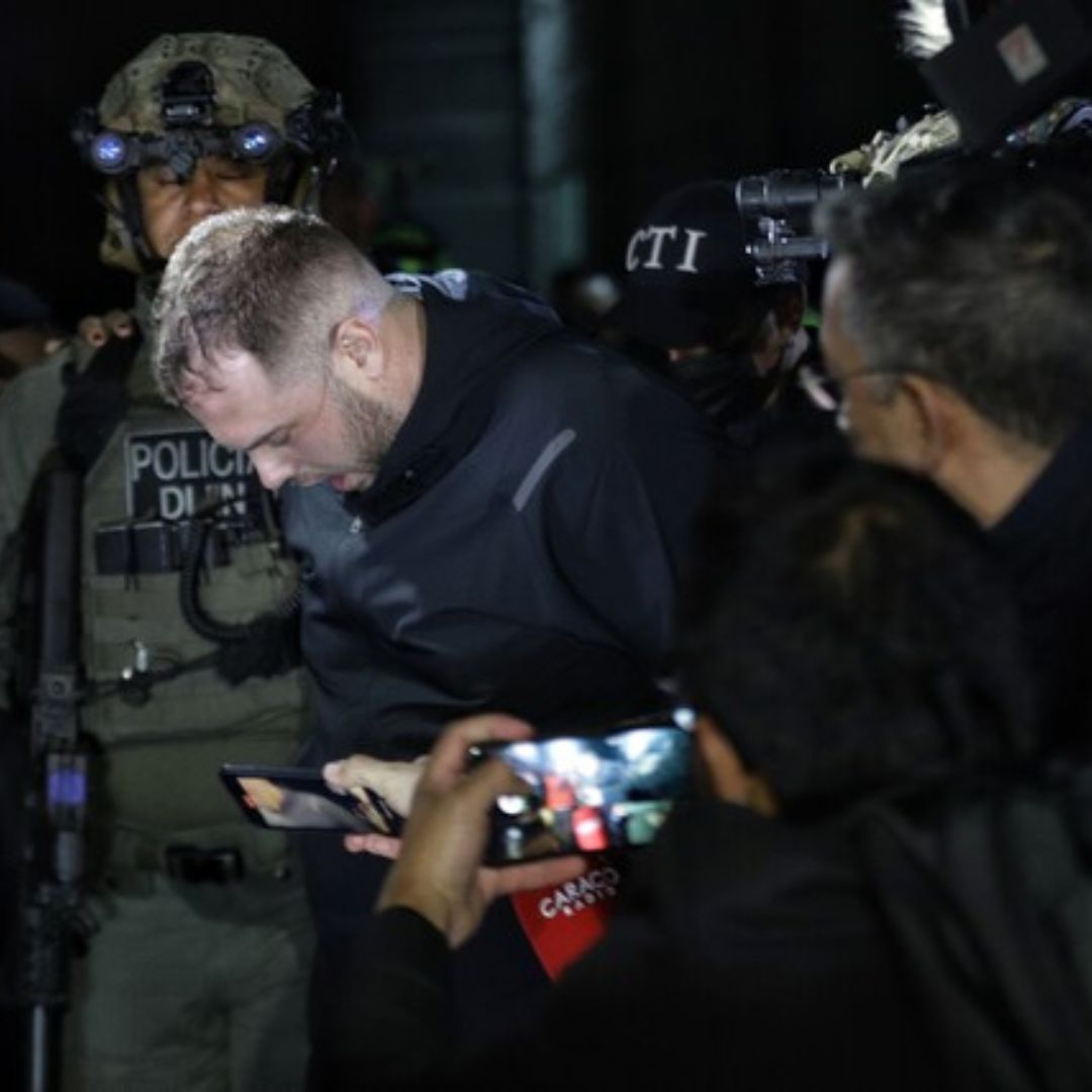John Poulos arrancó su juicio de hoy con abogado que había despedido John Freddy Espíndola Soto asumió de nuevo la defensa del estadounidense John Nelson Poulos, acusado por el feminicidio de la DJ Valentina Trespalacios.