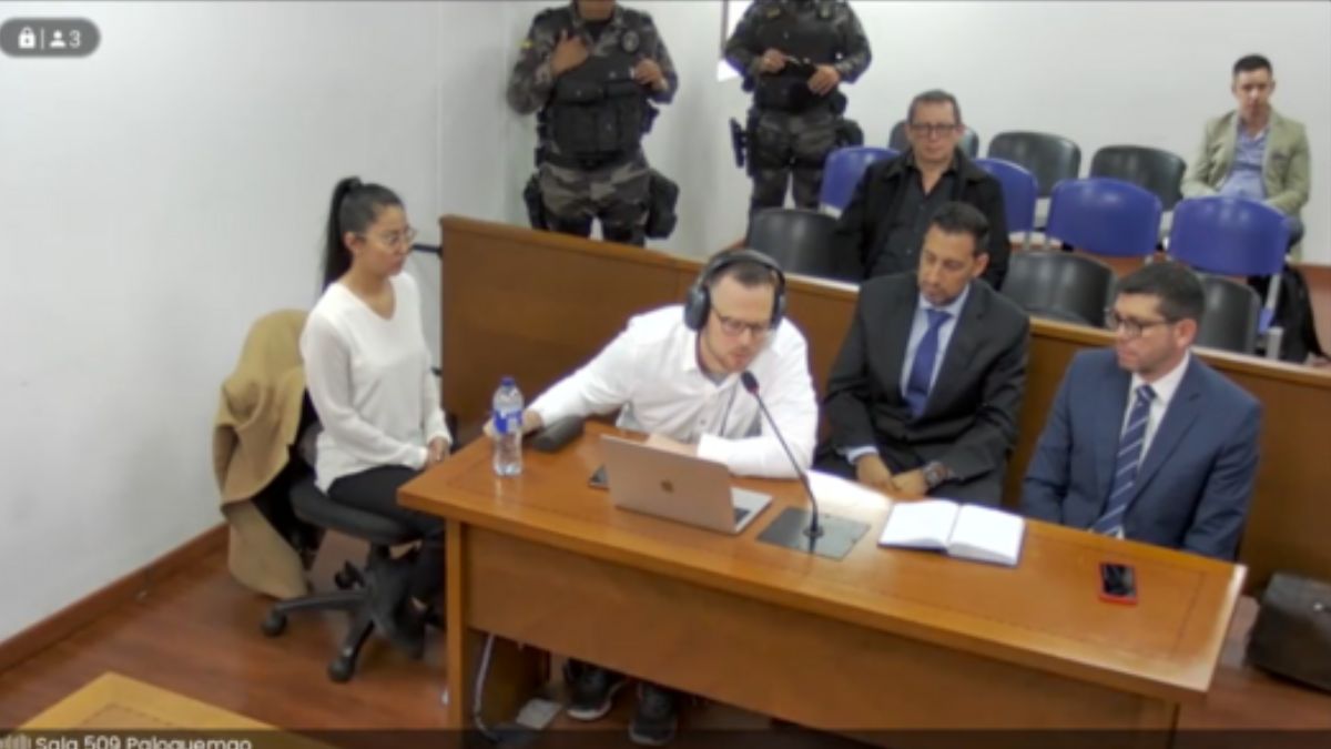 John Poulos arrancó su juicio de hoy con abogado que había despedido John Freddy Espíndola Soto asumió de nuevo la defensa del estadounidense John Nelson Poulos, acusado por el feminicidio de la DJ Valentina Trespalacios.