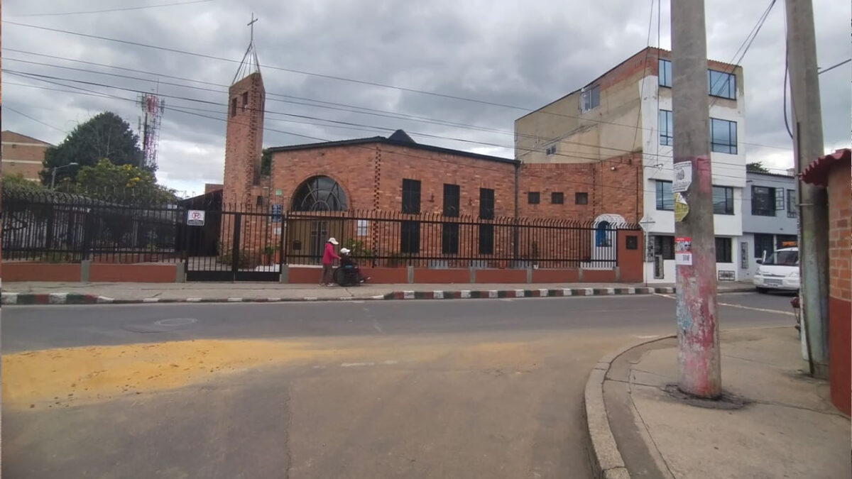 Hieren a joven durante un hurto en Engativá 7 Hieren a joven durante un hurto en Engativá Un joven de 25 años fue herido por unos delincuentes tras oponerse al robo de su celular. Q'HUBO presenció el crimen, le contamos los detalles.
