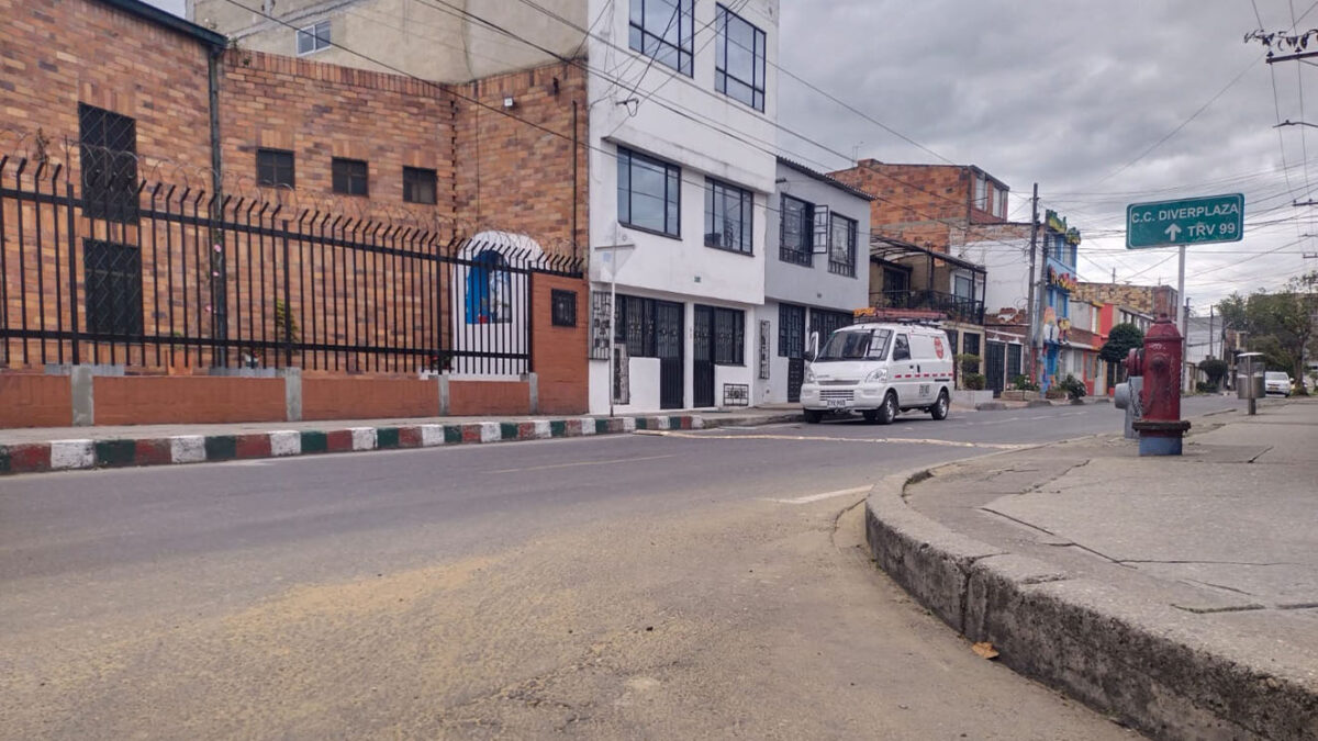 Hieren a joven durante un hurto en Engativá 1 Hieren a joven durante un hurto en Engativá Un joven de 25 años fue herido por unos delincuentes tras oponerse al robo de su celular. Q'HUBO presenció el crimen, le contamos los detalles.