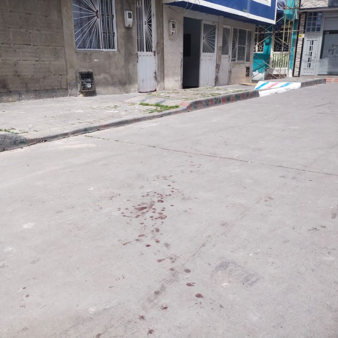 Joven venezolano perdió la vida tras sicariato en una barbería de Usme Como “picante”, así podría resumirse la situación que se vive en el barrio Danubio Azul (Usme) durante este 2023 por culpa de los hechos violentos, y que en las últimas horas terminaron por cobrar la vida de un joven venezolano, mientras que otro muchacho (de la misma nacionalidad) está internado en el Hospital de Meissen y en delicado estado de salud por culpa de las balas que lo impactaron.