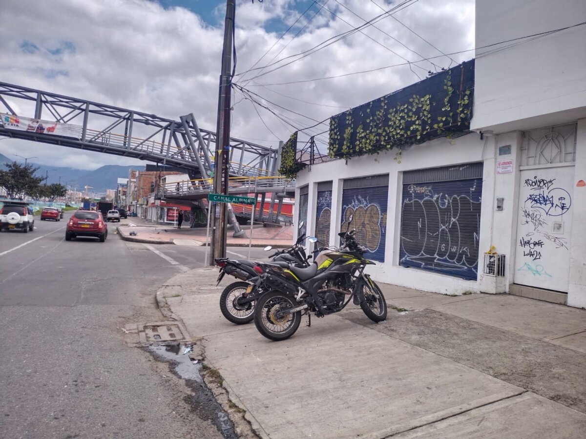 Este fue el joven asesinado por sicarios en Puente Aranda En la noche del pasado lunes, el asesinato de un joven de 20 años consternó a los comerciantes de la localidad de Puente Aranda. Q'HUBO conoció la identidad de la víctima.
