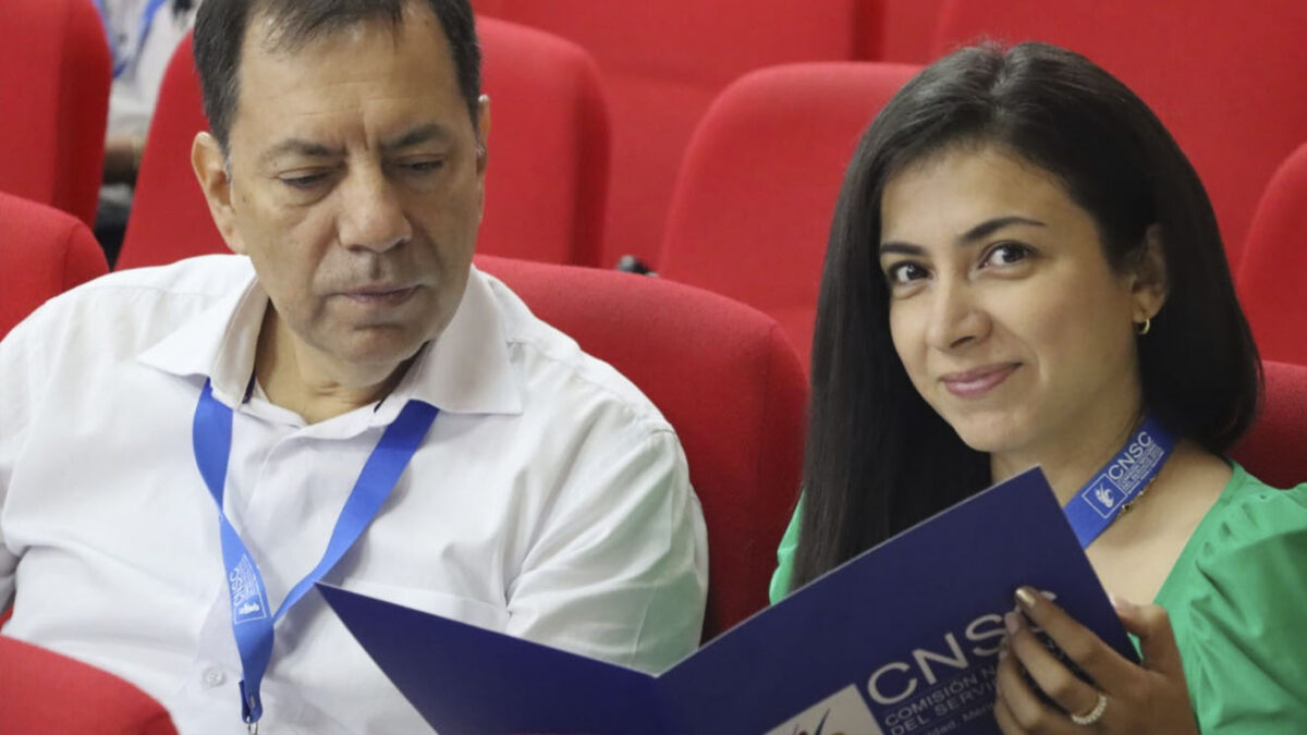 La CNSC 20 años trabajando en la selección de los mejores servidores para las entidades publicas del país La Comisión Nacional del Servicio Civil (CNSC) es la entidad que tiene como misión vigilar y administrar la carrera administrativa en el país, es decir el ingreso y permanencia de los servidores públicos que laboran en las entidades del estado.
