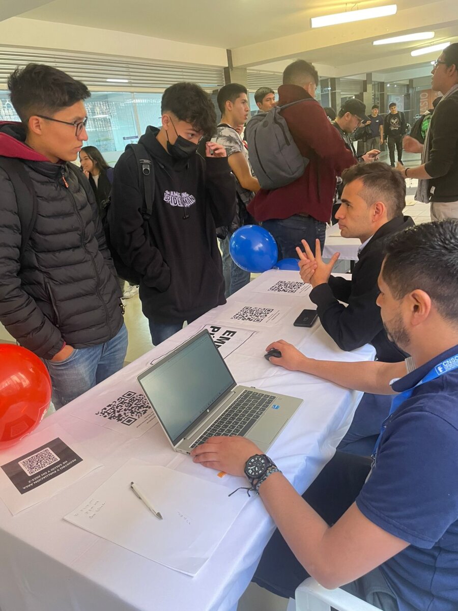 La CNSC 20 años trabajando en la selección de los mejores servidores para las entidades publicas del país 1 La CNSC 20 años trabajando en la selección de los mejores servidores para las entidades publicas del país La Comisión Nacional del Servicio Civil (CNSC) es la entidad que tiene como misión vigilar y administrar la carrera administrativa en el país, es decir el ingreso y permanencia de los servidores públicos que laboran en las entidades del estado.