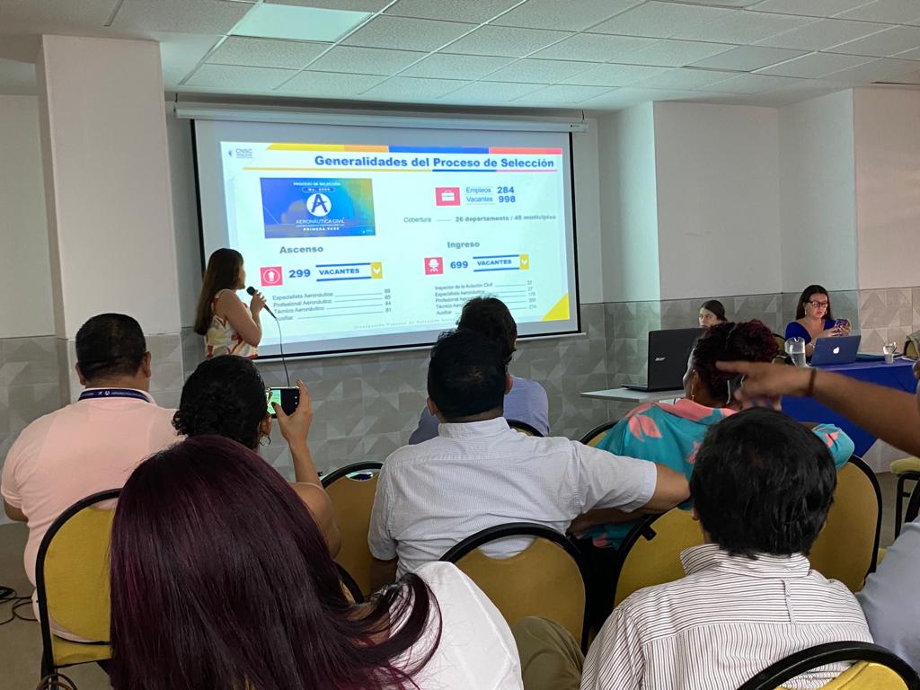 La CNSC 20 años trabajando en la selección de los mejores servidores para las entidades publicas del país 3 La CNSC 20 años trabajando en la selección de los mejores servidores para las entidades publicas del país La Comisión Nacional del Servicio Civil (CNSC) es la entidad que tiene como misión vigilar y administrar la carrera administrativa en el país, es decir el ingreso y permanencia de los servidores públicos que laboran en las entidades del estado.