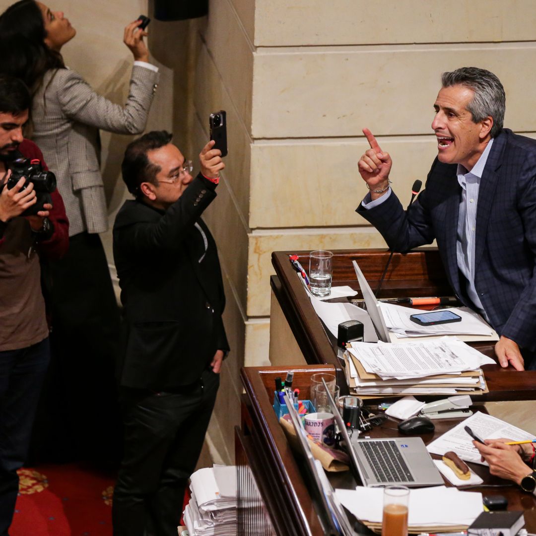 La Cámara de Representantes aprobó la reforma de salud 1 La Cámara de Representantes aprobó la reforma de salud El Gobierno celebró anoche la aprobación de la reforma a la salud del gobierno de Gustavo Petro luego de un extenso debate en la Plenaria de la Cámara de Representantes. Ahora el Senado deberá discutirla.