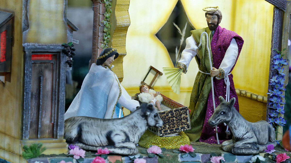 La simbología detrás del pesebre en Navidad Más allá de ser una hermosa tradición decorativa, el pesebre encierra una rica simbología que resalta el significado profundo de la Navidad.