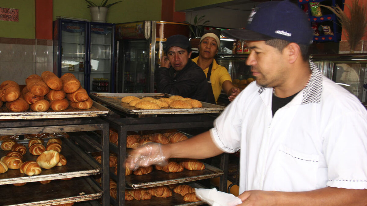 Las aplicaciones que le ayudan con su negocio Los avances tecnológicos también han ayudado a los comerciantes y tenderos para poder ofrecer un mejor servicio, capacitarse y hasta acudir a ayudas extra para administrar sus negocios.