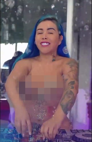 Le dan palo a Yina Calderón por celebrar Navidad desnuda mientras baila guaracha 1 Le dan palo a Yina Calderón por celebrar Navidad desnuda mientras baila guaracha Yina Calderón vuelve a encender las redes sociales luego aparecer desnuda bailando su nueva guaracha. Los internautas no la bajan de "ordinaria".
