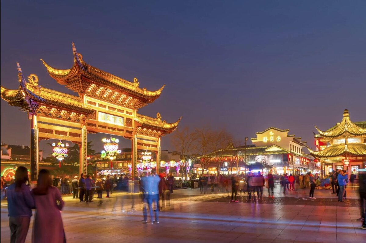 Lugares del mundo donde no se celebra la Navidad 1 Lugares del mundo donde no se celebra la Navidad En medio del bullicio festivo que envuelve gran parte del mundo durante Navidad, existen destinos que optan por un enfoque distinto, desmarcándose de las tradiciones típicas de la época.