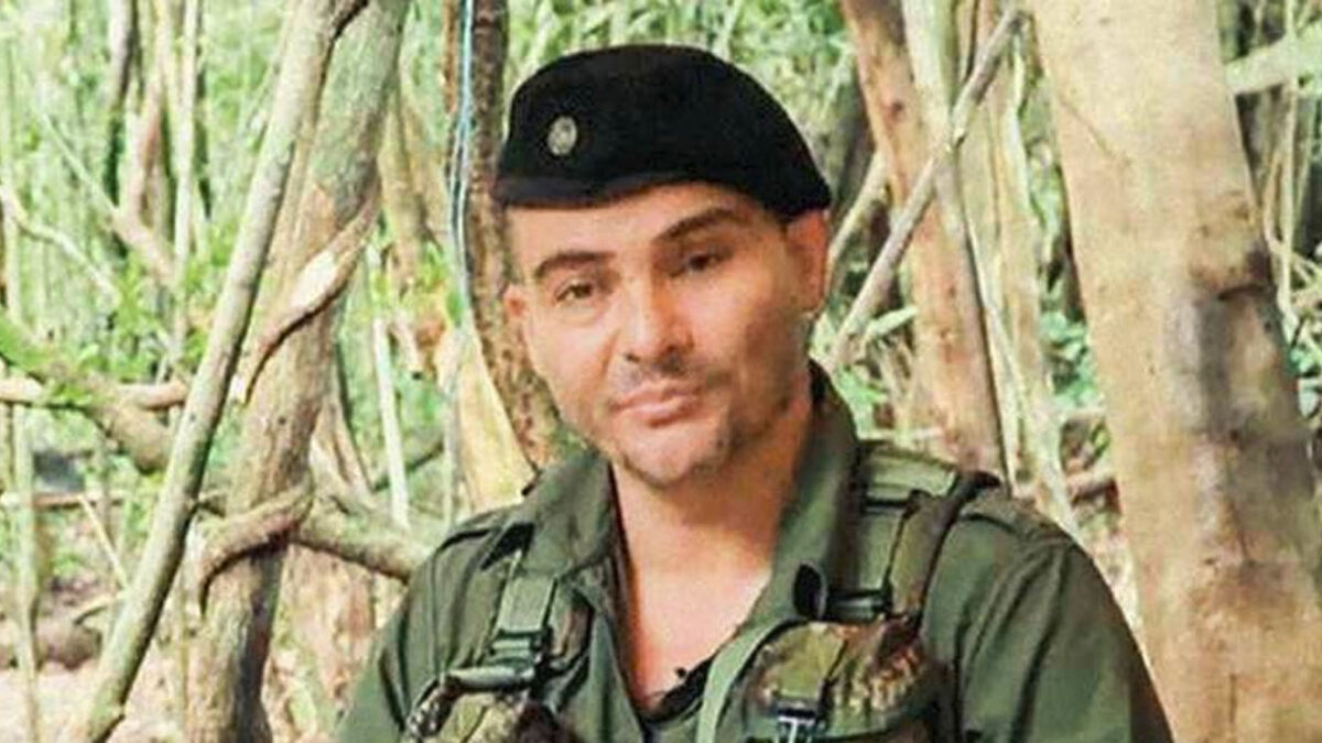 MinDefesa responsabilizó a disidencias de 'Iván Mordisco' por la masacre en el Cauca Como “gravísima” calificó la situación de seguridad en el Cauca el ministro de Defensa, Iván Velásquez, quien participó esta mañana en un Consejo de Seguridad al que citó el Presidente. Y anunció que militarizará la zona.