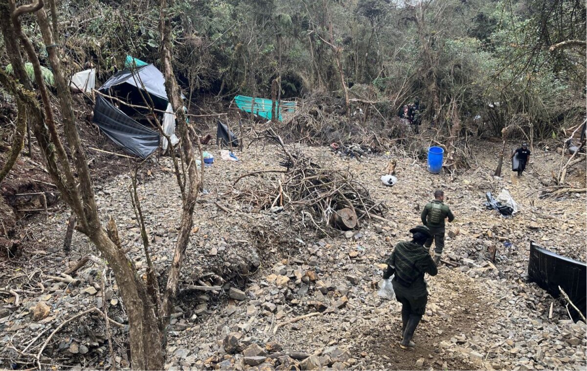 MinDefesa responsabilizó a disidencias de 'Iván Mordisco' por la masacre en el Cauca 1 MinDefesa responsabilizó a disidencias de 'Iván Mordisco' por la masacre en el Cauca Como “gravísima” calificó la situación de seguridad en el Cauca el ministro de Defensa, Iván Velásquez, quien participó esta mañana en un Consejo de Seguridad al que citó el Presidente. Y anunció que militarizará la zona.