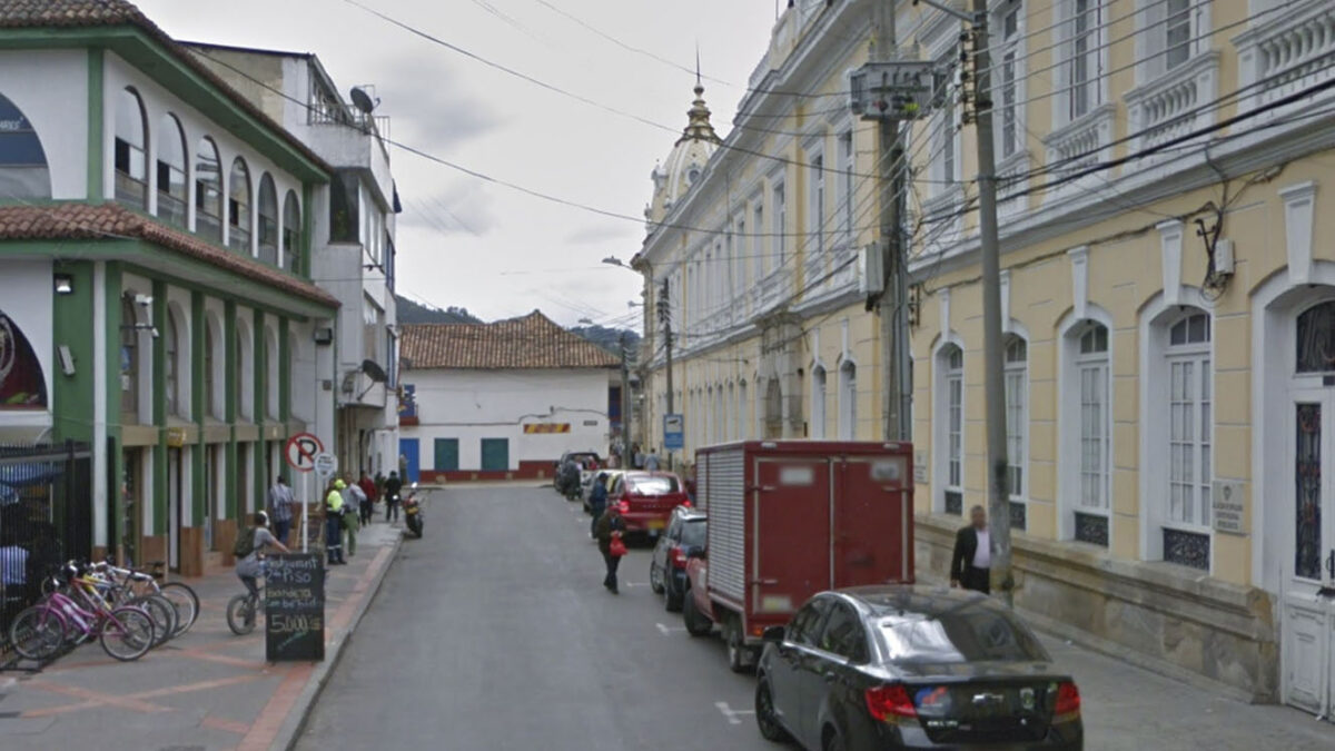 Miniteca terminó a puñal en Cundinamarca 5 Miniteca terminó a puñal en Cundinamarca La violencia no discrimina latitudes por esta época del año, y en esta oportunidad un nuevo hecho violento sacudió a Zipaquirá en las últimas horas por cuenta del crimen a puñal que se presentó en el barrio Samaria.