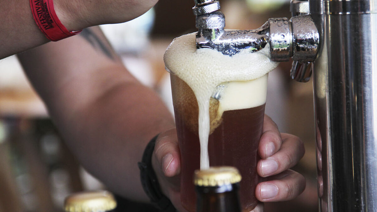 Mitos y verdades sobre las cervezas artesanales Q'HUBO habló con Sergio Cabrera, uno de los fundadores del Festival de Cerveceros Artesanales, quien explicó los aspectos a tener en cuenta para conocer a fondo este tipo de bebidas.
