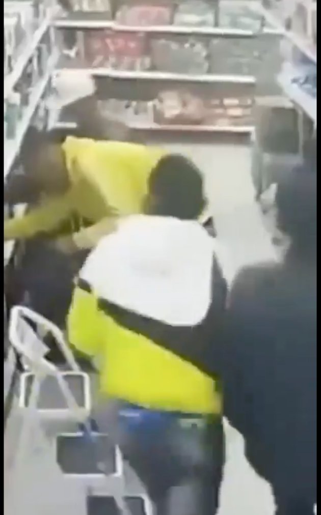 EN VIDEO: Momento exacto en el que delincuentes asaltan un D1 en Bogotá 1 EN VIDEO: Momento exacto en el que delincuentes asaltan un D1 en Bogotá Una tienda de D1 ubicada en el centro de Bogotá ha sufrido grandes perdidas por cuenta de los robos que ha perpetrado una banda delincuencial.