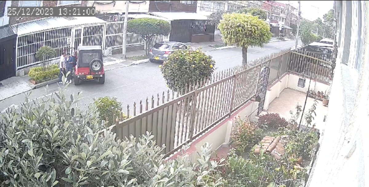 EN VIDEO: Mujer choca contra fachadas de varias viviendas en Antonio Nariño y se fuga 1 EN VIDEO: Mujer choca contra fachadas de varias viviendas en Antonio Nariño y se fuga La mujer, quien conducía un vehículo tipo campero, se subió al andén y chocó contra varias viviendas del barrio Ciudad Jardín, de la localidad de Antonio Nariño. Vecinos denuncian que se dio a la fuga junto a un cómplice; y no respondieron por los daños materiales causados.