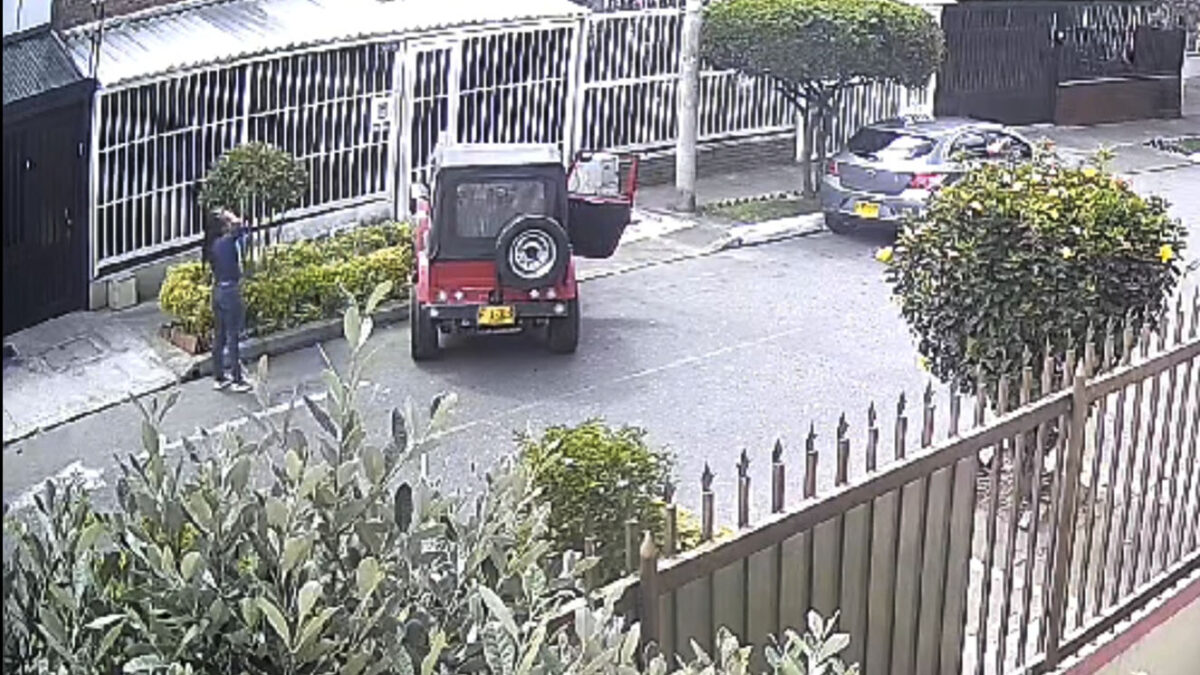 EN VIDEO: Mujer choca contra fachadas de varias viviendas en Antonio Nariño y se fuga La mujer, quien conducía un vehículo tipo campero, se subió al andén y chocó contra varias viviendas del barrio Ciudad Jardín, de la localidad de Antonio Nariño. Vecinos denuncian que se dio a la fuga junto a un cómplice; y no respondieron por los daños materiales causados.