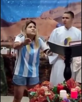 Mujer interrumpe misa porque no la dejan dormir y es retirada por la Policía En las imágenes, la mujer se dirige a los asistentes y les pide que bajen el volumen, alegando que todo el mundo está durmiendo a esa hora.