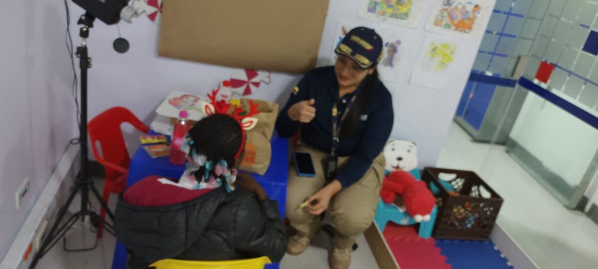 Niña abandonada se escondió durante 10 días en el aeropuerto El Dorado 1 Niña abandonada se escondió durante 10 días en el aeropuerto El Dorado Migración Colombia rescató a una menor que llevaba 10 días escondida en las salas internacionales del aeropuerto El Dorado.