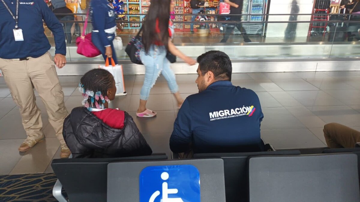 Niña abandonada se escondió durante 10 días en el aeropuerto El Dorado 2 Niña abandonada se escondió durante 10 días en el aeropuerto El Dorado Migración Colombia rescató a una menor que llevaba 10 días escondida en las salas internacionales del aeropuerto El Dorado.