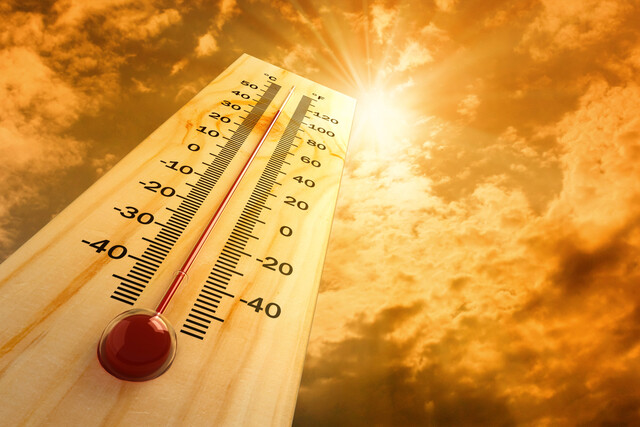 Ojo con los cambios bruscos de temperatura 1 Ojo con los cambios bruscos de temperatura El fenómeno de El Niño es un patrón climático natural en el océano Pacífico tropical que trae temperaturas de la superficie del mar más cálidas que el promedio y tiene una gran influencia en el clima en todo el mundo, afectando a miles de millones de personas.