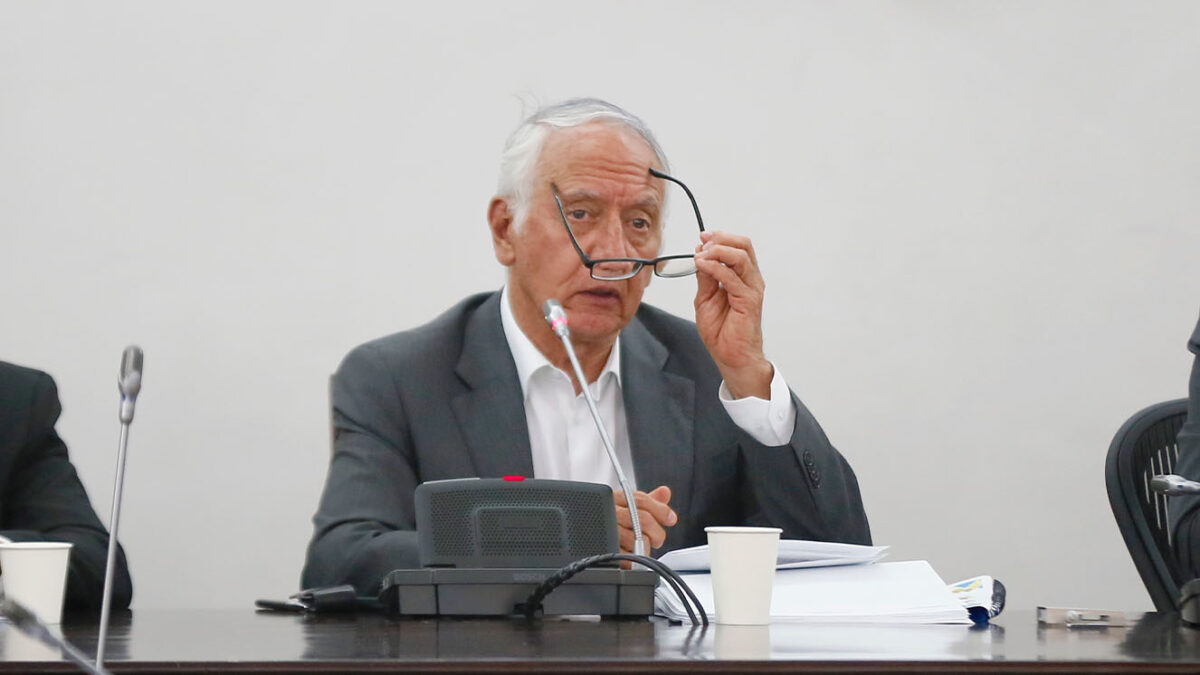 Oposición radica moción de censura contra el Ministro de Salud 6 Oposición radica moción de censura contra el Ministro de Salud En los últimos días el Ministro de Salud, Guillermo Alfonso Jaramillo, ha causado polémica por sus declaraciones. Por esto y otras razones, la bancada de oposición radicó una moción de censura por "desconocer las funciones de su cargo".