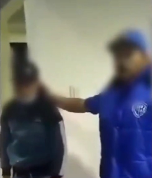 Padre entregó a su hijo a la Policía por haber apuñalado a un joven en Suba 1 Padre entregó a su hijo a la Policía por haber apuñalado a un joven en Suba Un padre de familia entregó a su hijo a las autoridades luego de enterarse que, al parecer, el joven sería el responsable de apuñalar a un universitario en Suba.