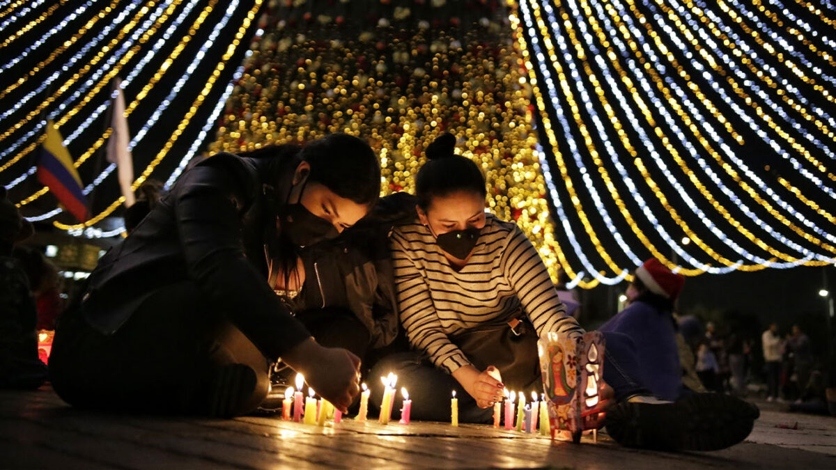 Párele bolas a los planes para la noche de velitas en Bogotá Este 7 de diciembre la cita es en la plazoleta de eventos del Parque Simón Bolívar (Calle 63 y 53 entre carreras 48 y 68). Desde las 6:00 p.m. y hasta las 9:00 p.m.