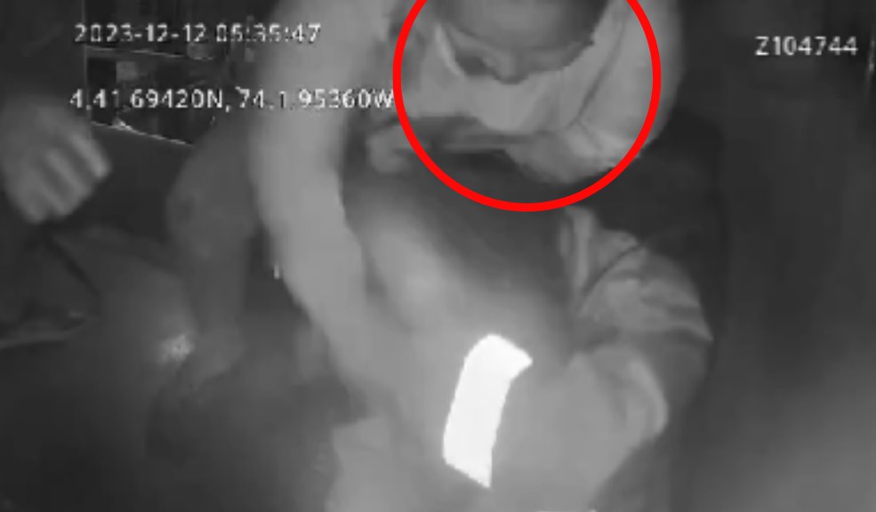 EN VIDEO: Pasajera golpeó a conductora de Sitp por fuerte frenón En un video quedó registrado un hecho de intolerancia que se presentó al interior de un bus del Sitp: una de las pasajeras del articulado golpeó violentamente a la conductora por frenar bruscamente.