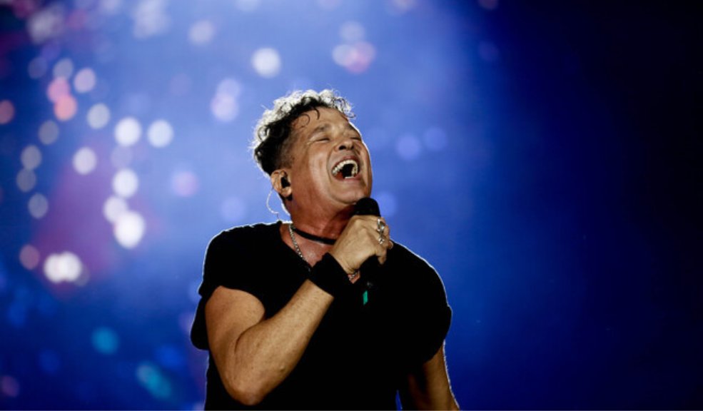 Carlos Vives celebró sus 30 años de carrera por lo alto en Bogotá Carlos Vives, el artista que ha abierto el camino para las nuevas generaciones que sueñan con internacionalizar su propuesta musical, celebró 30 años de carrera como solo él podría hacerlo: mezclando rock y vallenato, devolviéndole a su público el cariño y compartiendo el escenario con más de cuarenta cantantes más.
