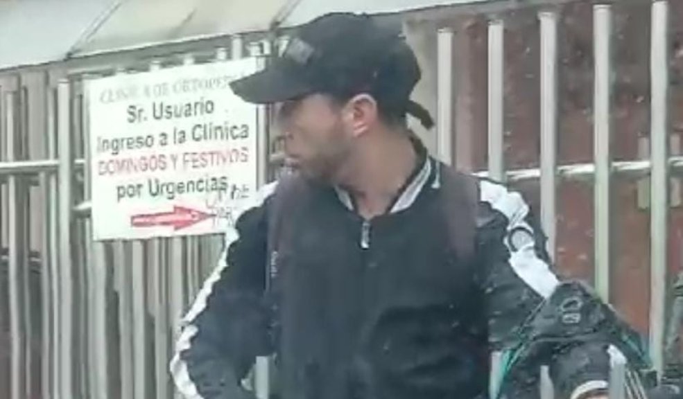 EN VIDEO: Indignación por robo de moto en Kennedy En video quedó registrado el robo de una motocicleta en la localidad de Kennedy. Sin embargo, el testigo del hecho, quien se encontraba grabando lo ocurrido, ha sido duramente criticado por no impedir el robo y solo dedicarse a grabar. Vea el video aquí.