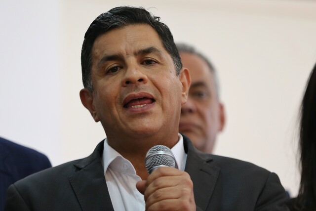 Procuraduría suspende por cuatro meses al alcalde de Cali, Jorge Iván Ospina La Procuraduría General suspendió del cargo al alcalde de Cali, Jorge Iván Ospina, por un periodo de cuatro meses, luego de las irregularidades encontradas en la contratación de la feria de Cali virtual realizada en el 2020.
