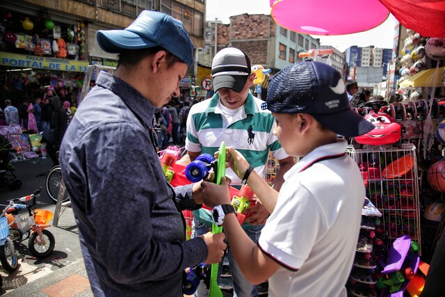 Recomendaciones para comprar juguetes en esta temporada En medio de las festividades navideñas, los colombianos buscan alternativas para llevar regalos a sus hogares sin afectar la economía familiar. En medio de la festividad, surge la importancia de comparar precios y leer reseñas para asegurar la calidad de los productos. No obstante, más allá de las ofertas y descuentos, es crucial considerar la seguridad de los juguetes, evitando riesgos como quemaduras, lesiones o asfixia en los más pequeños.