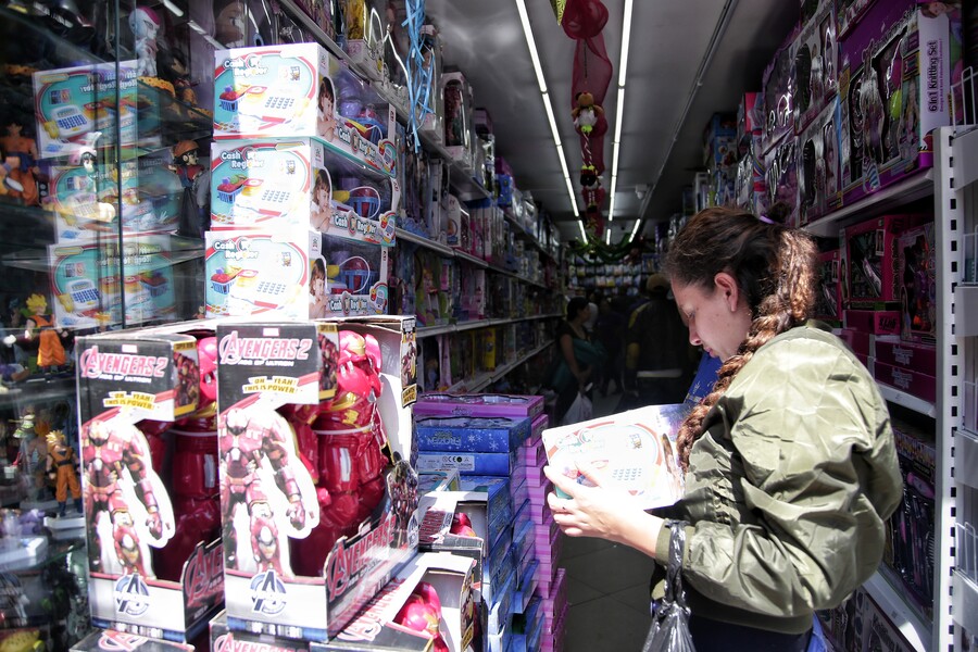 Recomendaciones para comprar juguetes en esta temporada En medio de las festividades navideñas, los colombianos buscan alternativas para llevar regalos a sus hogares sin afectar la economía familiar. En medio de la festividad, surge la importancia de comparar precios y leer reseñas para asegurar la calidad de los productos. No obstante, más allá de las ofertas y descuentos, es crucial considerar la seguridad de los juguetes, evitando riesgos como quemaduras, lesiones o asfixia en los más pequeños.