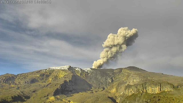 Reportan incremento de actividad sísmica en el volcán Nevado del Ruiz Desde el pasado 24 de diciembre a las 02:02 de la tarde, el Volcán Nevado del Ruiz experimentó un aumento sísmico relacionado con la fracturación de roca en el sector oriental, ubicado aproximadamente a 5 km del cráter Arenas.