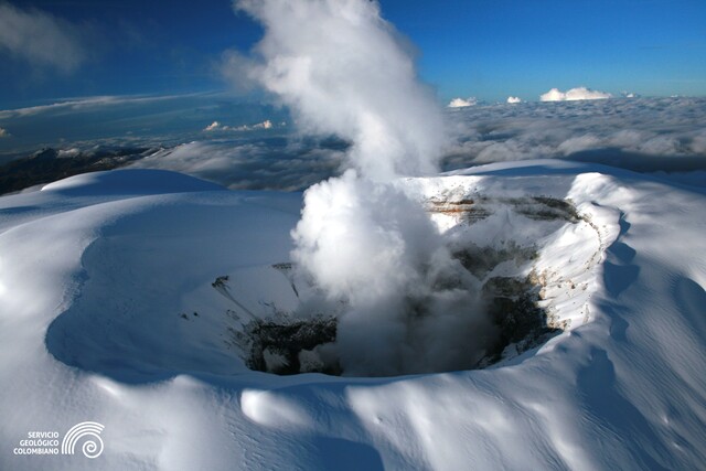 Reportan incremento de actividad sísmica en el volcán Nevado del Ruiz 1 Reportan incremento de actividad sísmica en el volcán Nevado del Ruiz Desde el pasado 24 de diciembre a las 02:02 de la tarde, el Volcán Nevado del Ruiz experimentó un aumento sísmico relacionado con la fracturación de roca en el sector oriental, ubicado aproximadamente a 5 km del cráter Arenas.