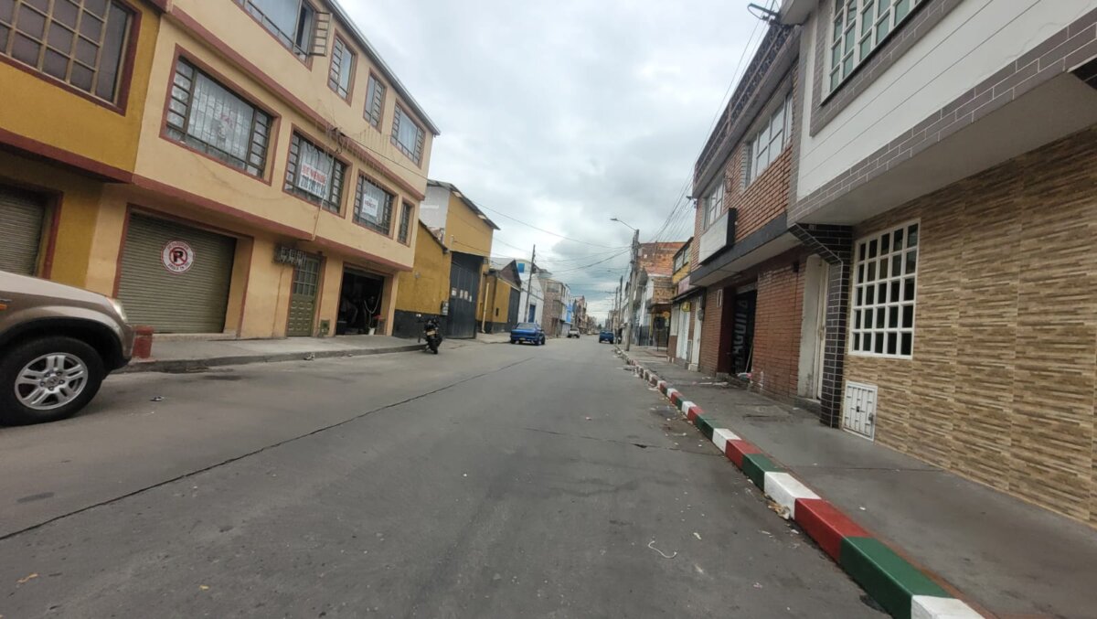 Brutal asesinato de Élkin en un bar de Engativá 1 Brutal asesinato de Élkin en un bar de Engativá La Noche de las Velitas dejó, según cifras oficiales, tres víctimas fatales en la capital. Uno de los trágicos sucesos ocurrió en el barrio La Florida (Engativá), a pocos metros del CAI. De manera despiadada, la víctima fue apuñalada en reiteradas ocasiones.