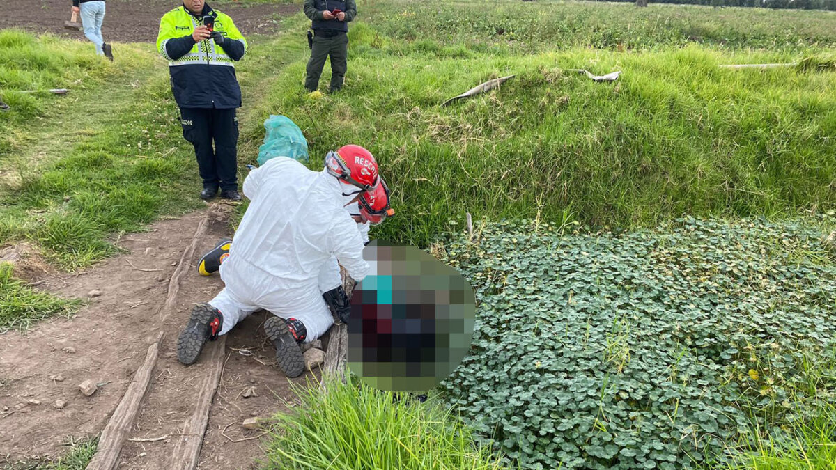 Estos son los tres hombres que fueron asesinados en Mosquera 1 Estos son los tres hombres que fueron asesinados en Mosquera En plena celebración de Navidad se registró el escabroso hallazgo de 3 cadáveres masculinos en una vereda del municipio de Mosquera. Q'HUBO logró conocer quienes fueron las víctimas fatales. Le contamos los detalles.