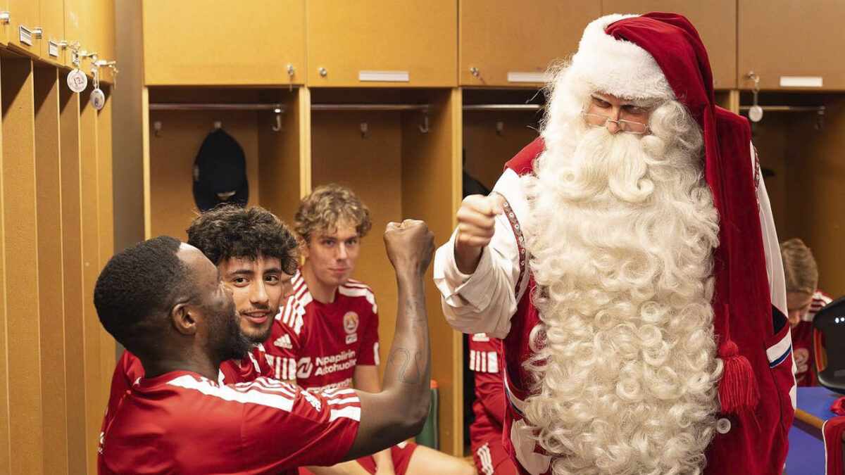 Santa Claus FC: goles y navidad todo el año 2 Santa Claus FC: goles y navidad todo el año Además de regalos, Papá Noel mete goles, por lo menos es así en la sexta división de Noruega, donde milita el Santa Claus FC, un equipo que todo el año conserva el espíritu navideño.