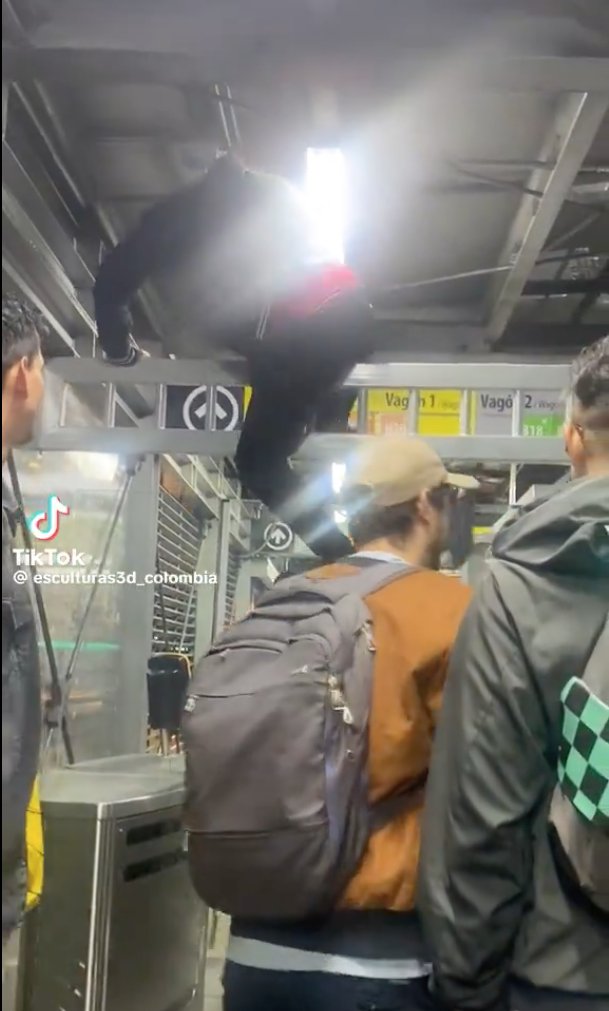 Se creyeron Spiderman para colarse en TransMilenio 1 Se creyeron Spiderman para colarse en TransMilenio En un video quedó captado el momento en el que un grupo de jóvenes ingresa a una estación de TransMilenio, pasando por encima de las nuevas puertas anicolados. Vea el video aquí.