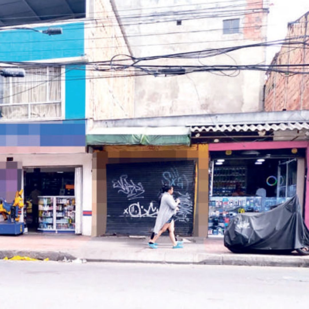 Sujetos asesinaron brutalmente a Junior en un bar de Kennedy Junior Gabriel Mosquera, de 31 años, fue vilmente apuñalado por dos sujetos mientras se encontraba atendiendo una taberna en el barrio El Amparo, localidad de Kennedy.