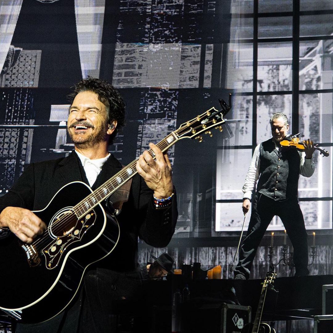 "Tendré que desaparecer": Ricardo Arjona anuncia su retiro por problemas de salud Luego de su último concierto dado en Santiago de Chile, el cantante Ricardo Arjona anunció que se va de los escenarios indefinidamente debido a una enfermedad que lo está perjudicando.