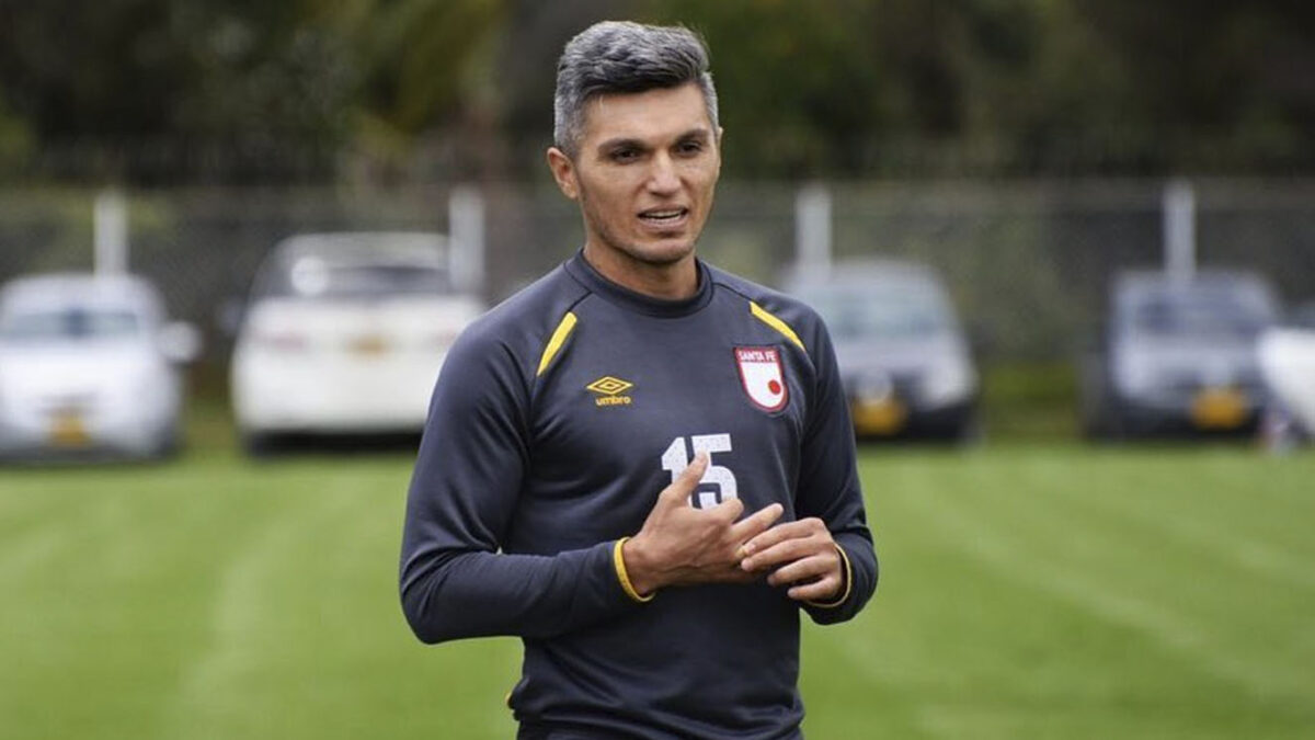 Santa Fe: el jugador Daniel Torres volvería a casa 1 Santa Fe: el jugador Daniel Torres volvería a casa Daniel Torres es un futbolista que no olvida el camino recorrido para llegar al éxito. Por eso, tras su paso por el Medellín, donde se convirtió en referente, este caqueceño de 36 años sabe que llegó la hora de volver a su casa, Santa Fe.