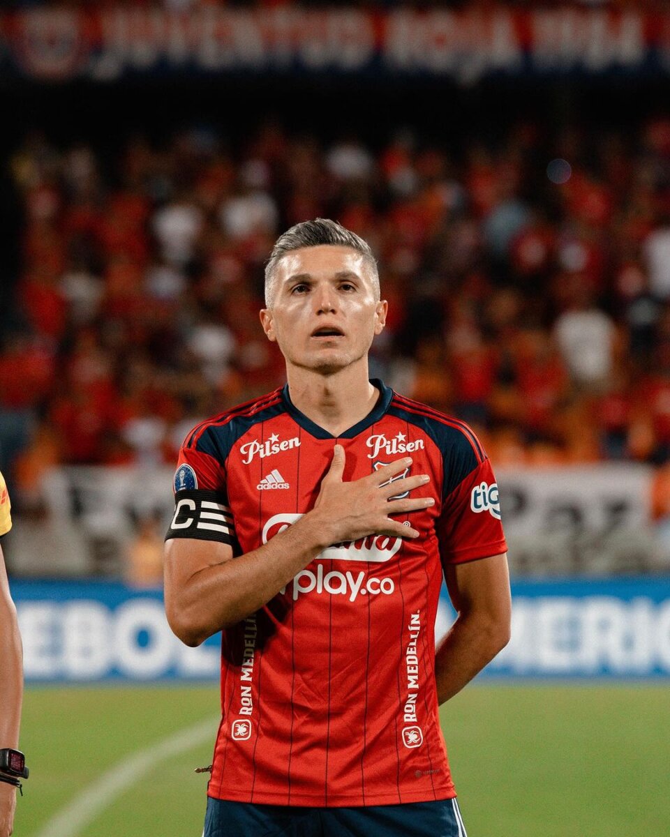 Santa Fe: el jugador Daniel Torres volvería a casa Daniel Torres es un futbolista que no olvida el camino recorrido para llegar al éxito. Por eso, tras su paso por el Medellín, donde se convirtió en referente, este caqueceño de 36 años sabe que llegó la hora de volver a su casa, Santa Fe. 