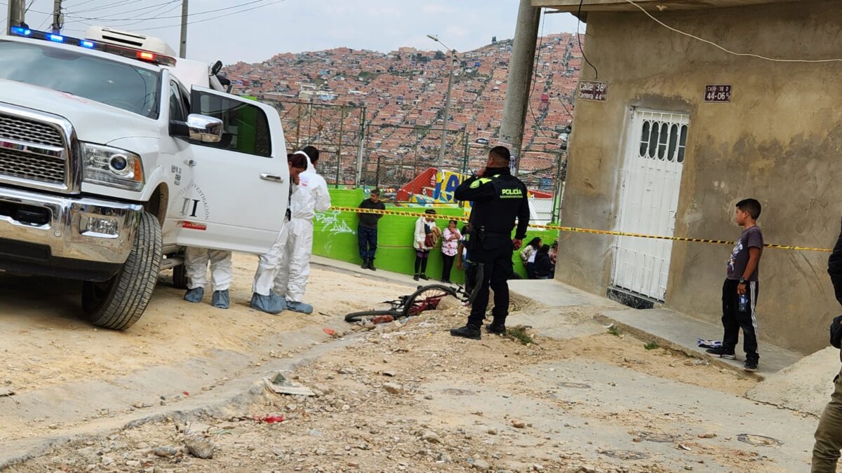 Tragedia de hermanitos tiene en luto al barrio Buenos Aires de Soacha Un fuerte accidente en bicicleta causó la muerte de un menor de 14 años y tiene en delicado estado de salud a su hermanito. Los hechos ocurrieron en el barrio Buenos Aires. Le contamos los detalles.