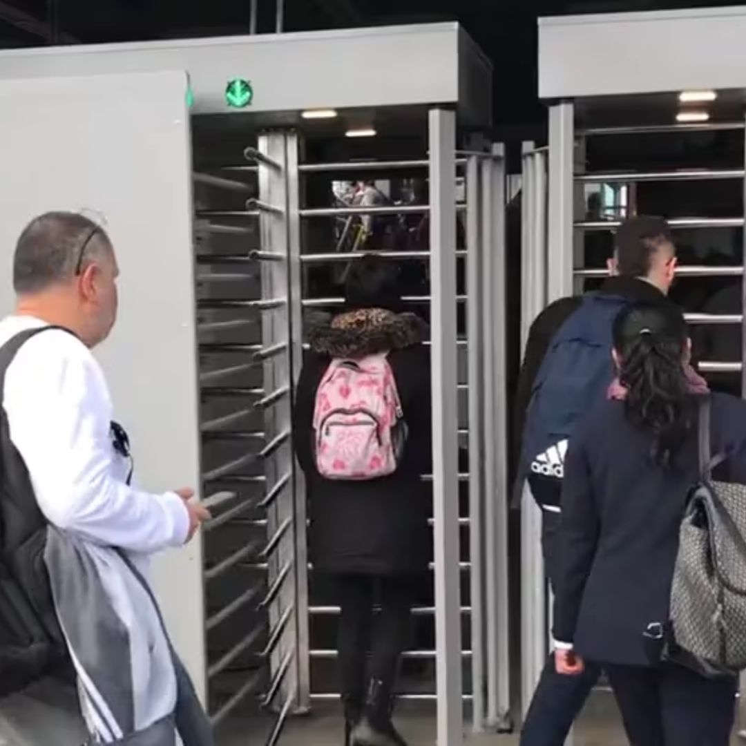 Colarse en TransMilenio le puede salir muy caro; multa aumentó en este 2025 Las multas por colarse en TransMilenio aumentaron. Le contamos cuál es la tarifa que debe pagar si es sorprendido evadiendo el pasaje.